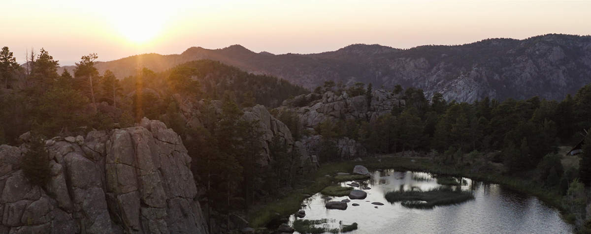 panoramic sunset over mountain l和scape